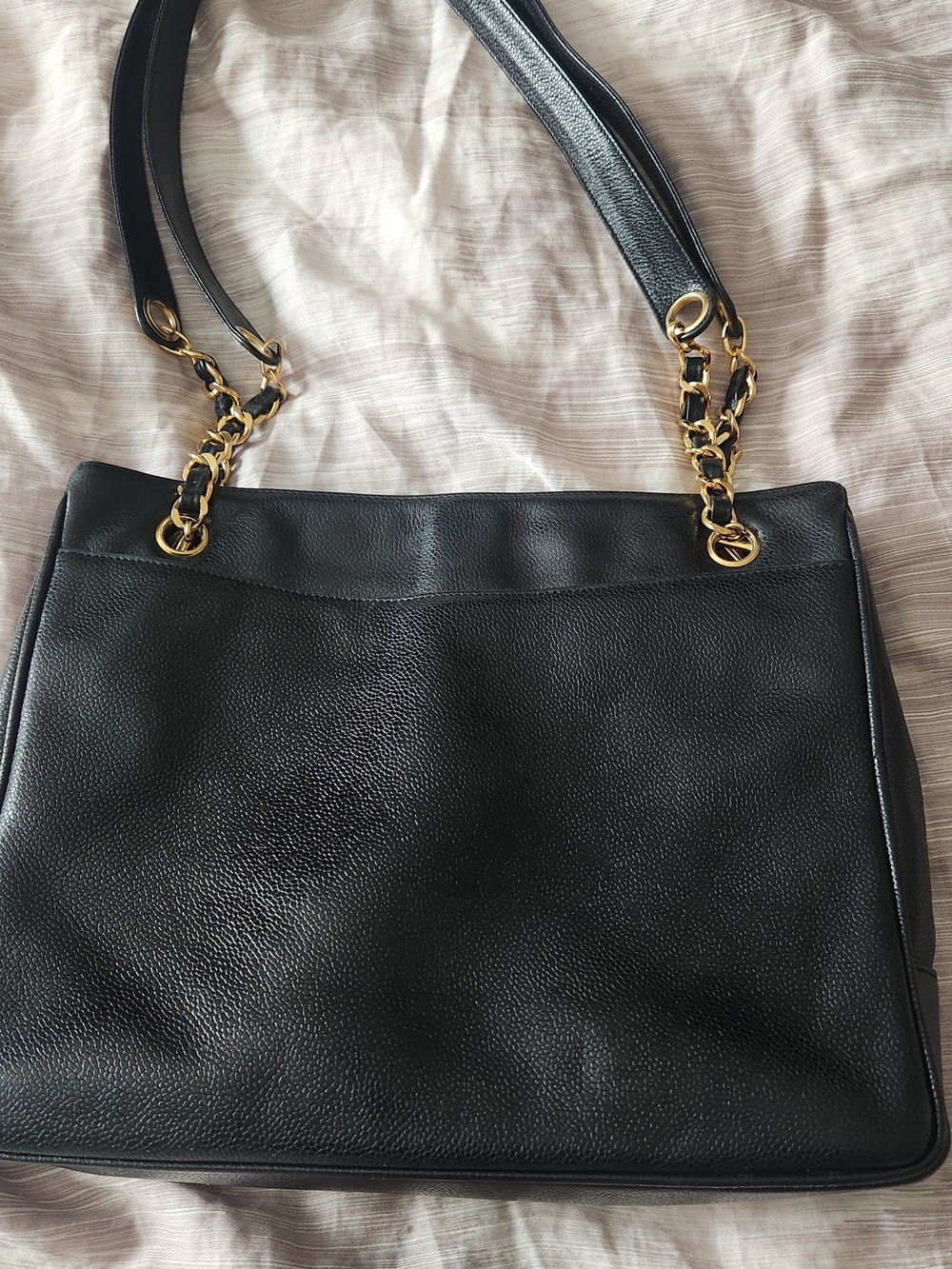 CHANEL VINTAGE Black Quilted CC-Logo Chain Shoulder Bag with Gold Hardware - Picture 5 of 10